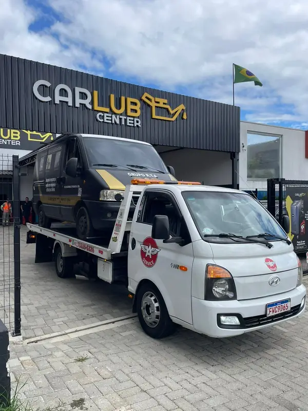 Guincho A Service entregando uma van em centro automotivo